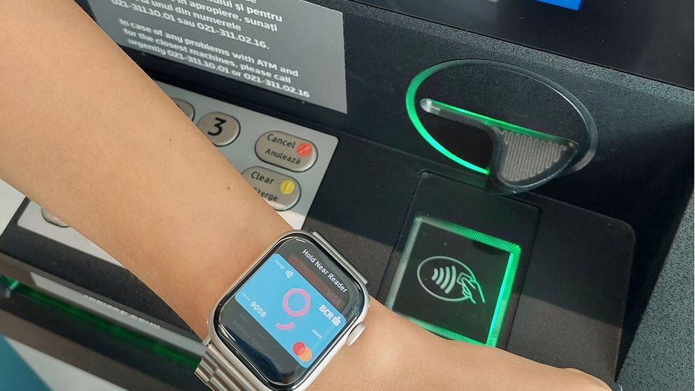 BCR introduce retragerea contactless la bancomate