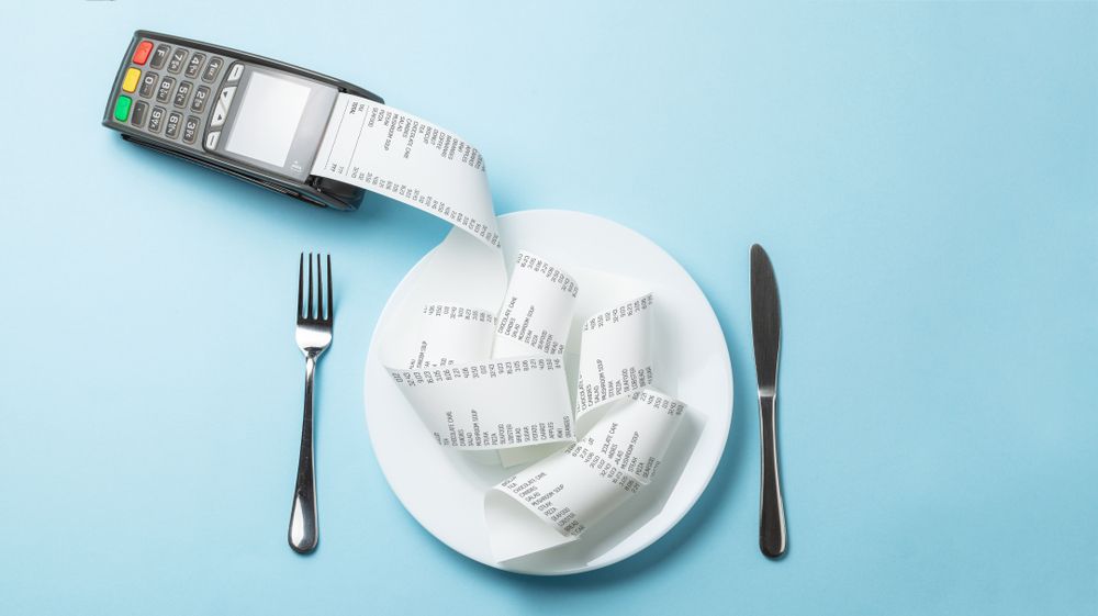 Primele efecte ale pachetului Bolojan: Puterea de cumpărare a 84% dintre români a scăzut înainte de reducerea deficitului