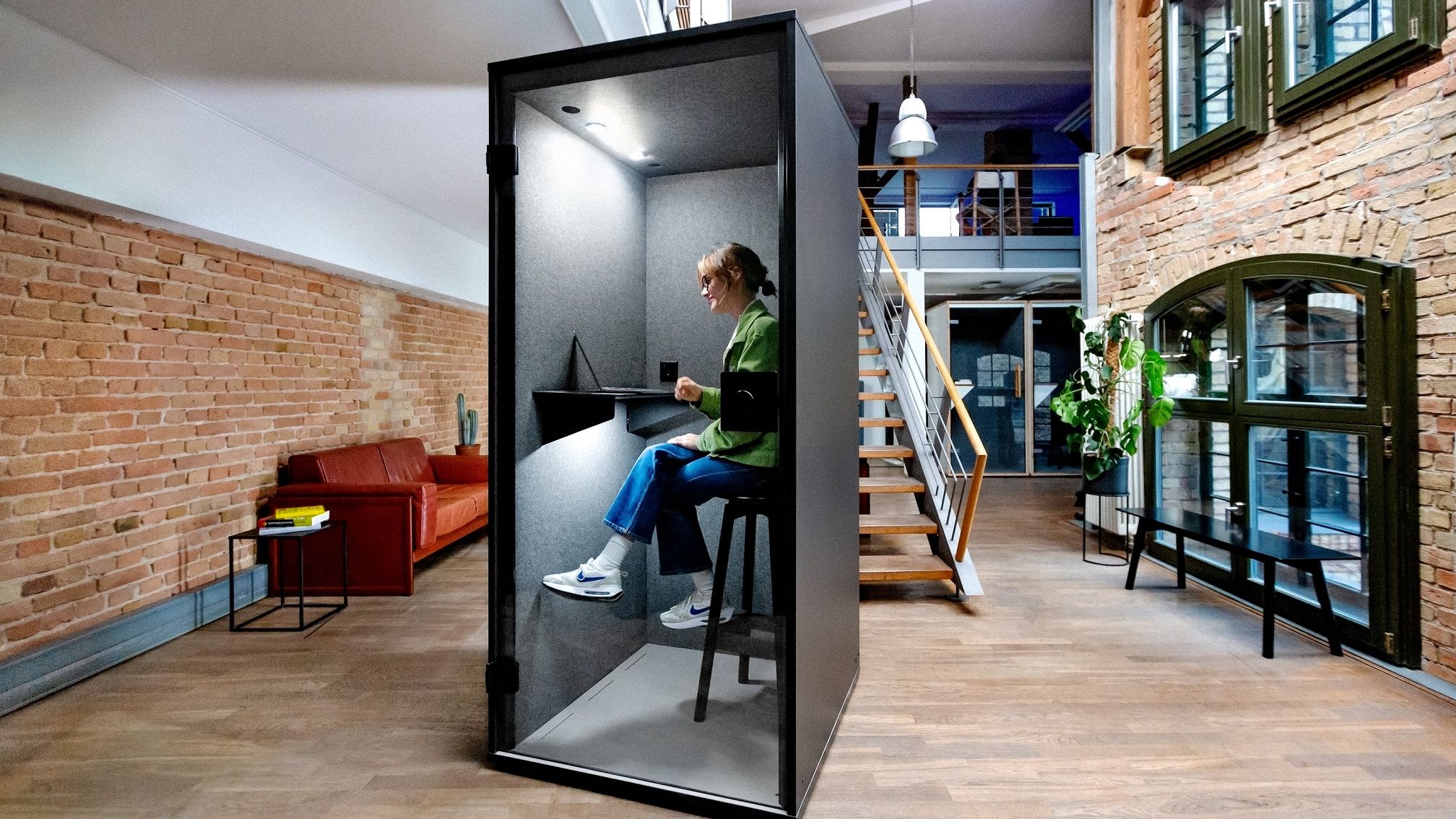 Cabinele izolate fonic-Office Phone Booth - soluția pentru un mediu de lucru mai productiv și confortabil