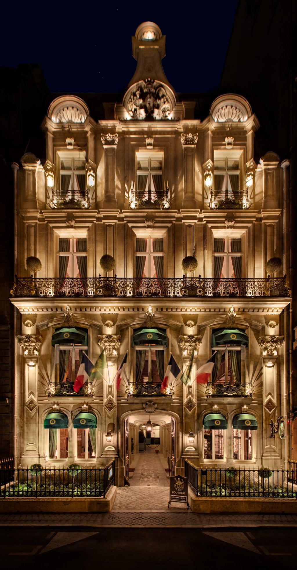 GALERIE FOTO: Restaurantul "žde fiță" din Paris în care să-ți impresionezi partenera de Vale - Imagine 7