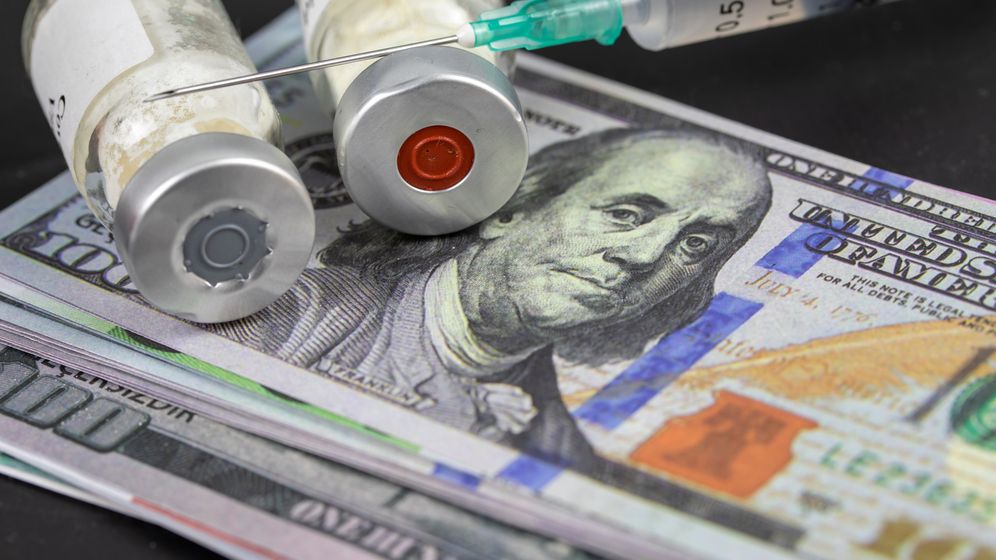 Vouchere de vaccinare: unde se dau, cât valorează și cine se ”califică” pentru ele