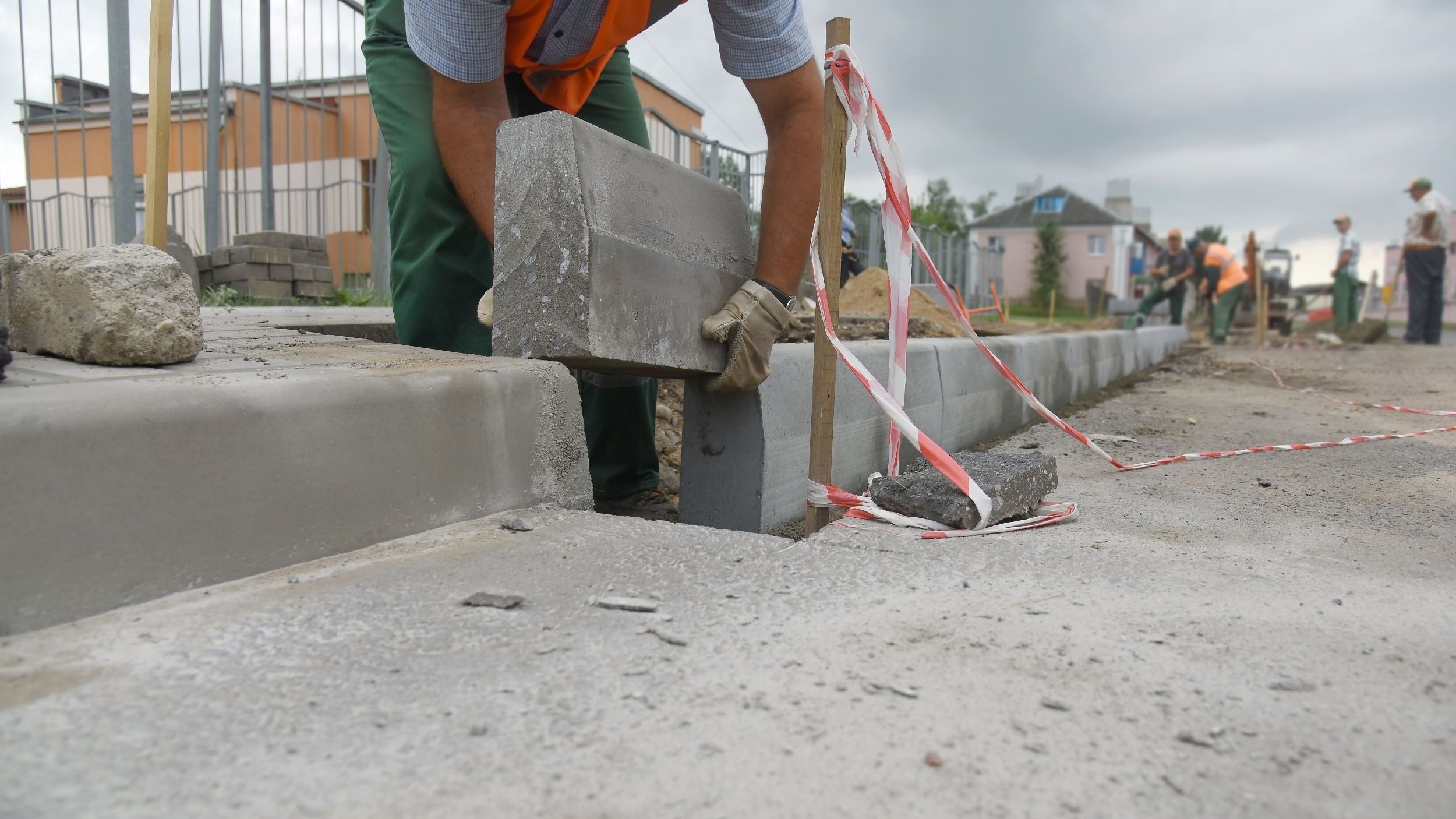 Bordurile și banii: Cel mai mare producător român de borduri, creștere majoră a afacerilor în prima parte a lui 2024