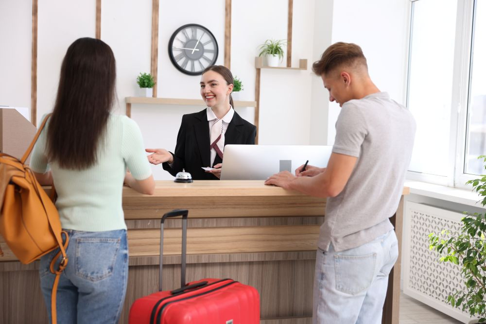 Hotelierii, despre lipsa de personal: Trebuie să înțelegem că, dacă ne-am angajat, ne trezim dimineața