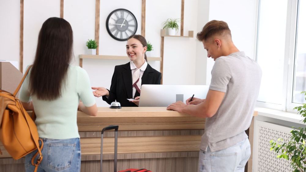 Hotelierii, despre lipsa de personal: Trebuie să înțelegem că, dacă ne-am angajat, ne trezim dimineața