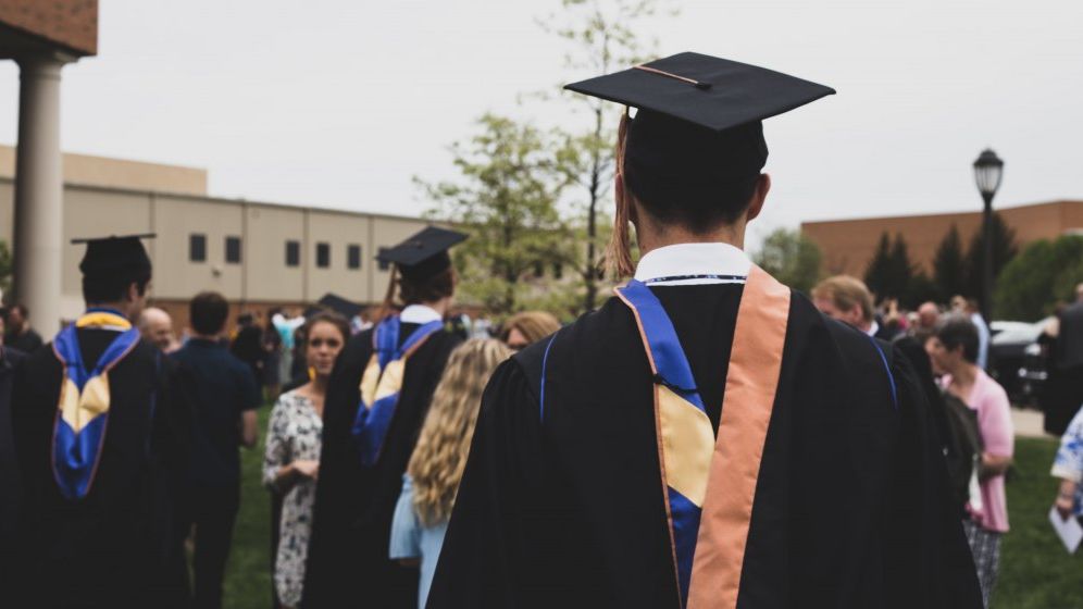 Încă trei universități mari trec la cursuri online