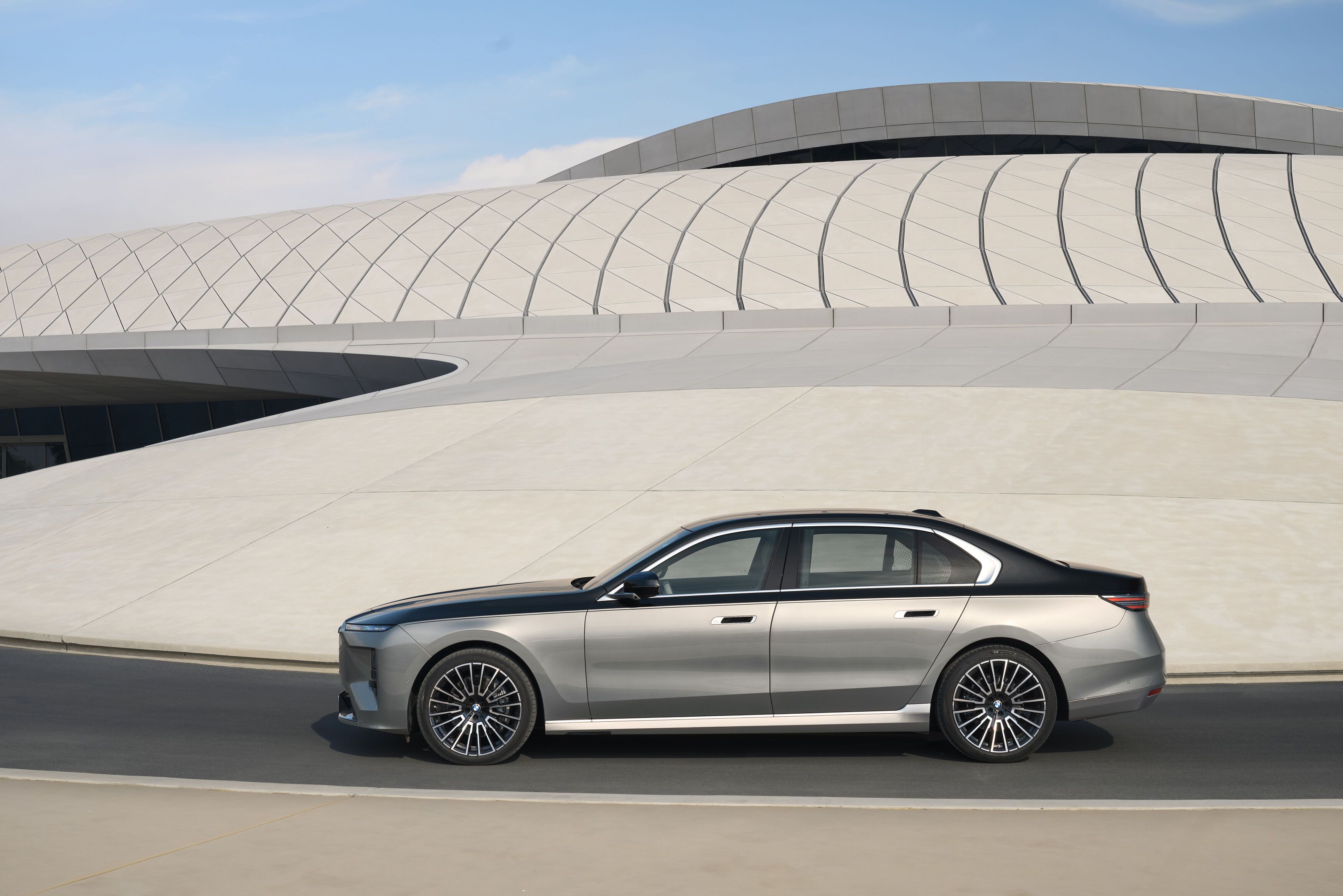 FOTO | BMW schimbă „fața” navei amiral Seria 7. Versiunea electrică i7 are acum o autonomie de peste 720 km - Poza 3