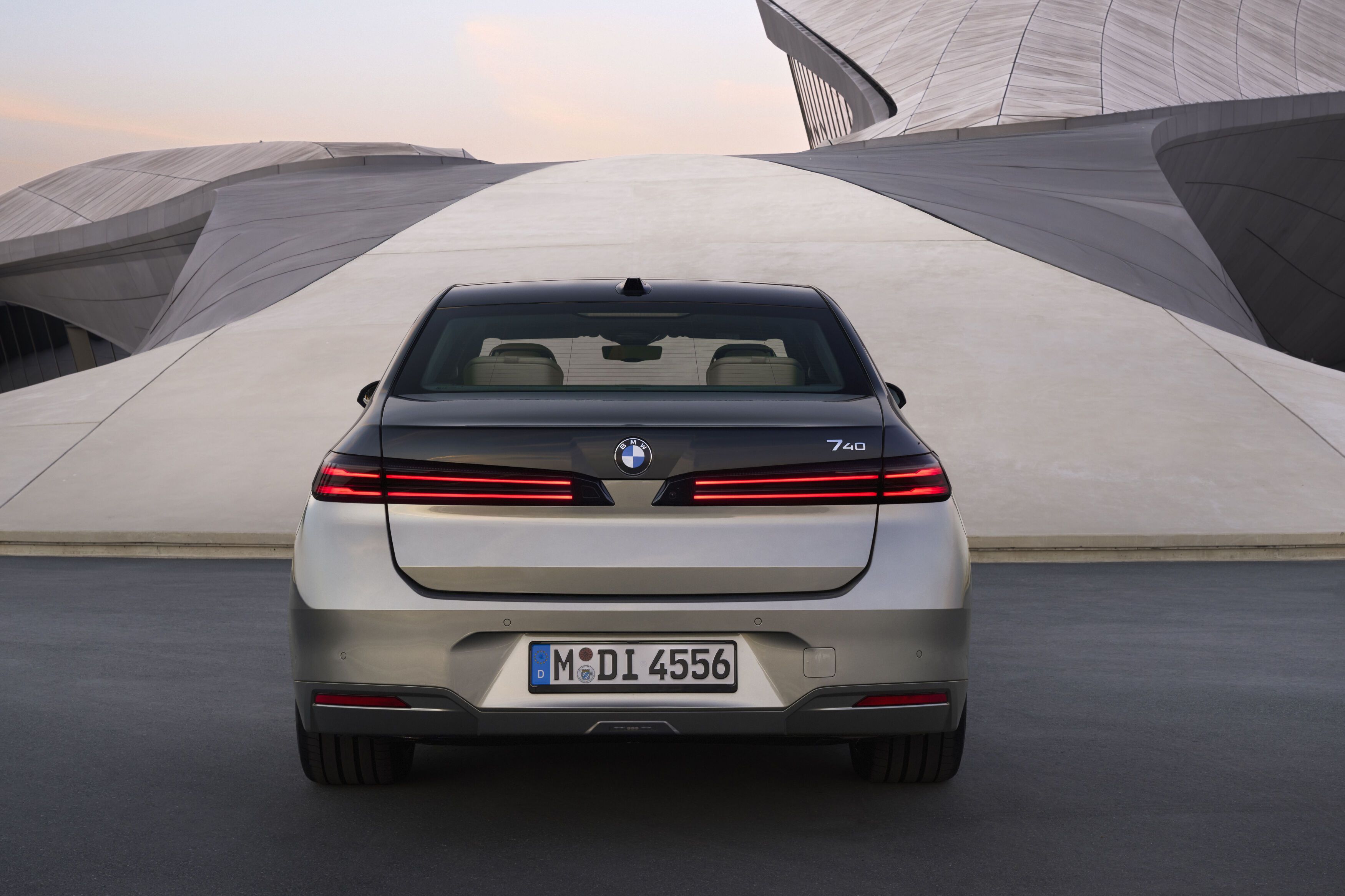 FOTO | BMW schimbă „fața” navei amiral Seria 7. Versiunea electrică i7 are acum o autonomie de peste 720 km - Poza 11