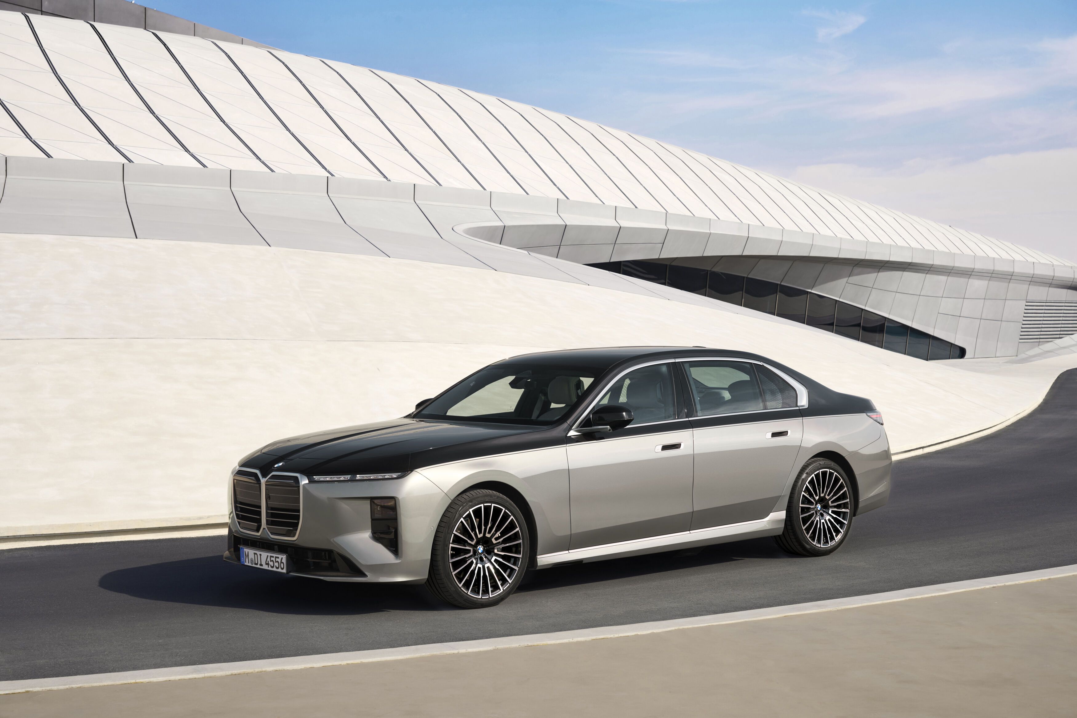 FOTO | BMW schimbă „fața” navei amiral Seria 7. Versiunea electrică i7 are acum o autonomie de peste 720 km - Poza 1