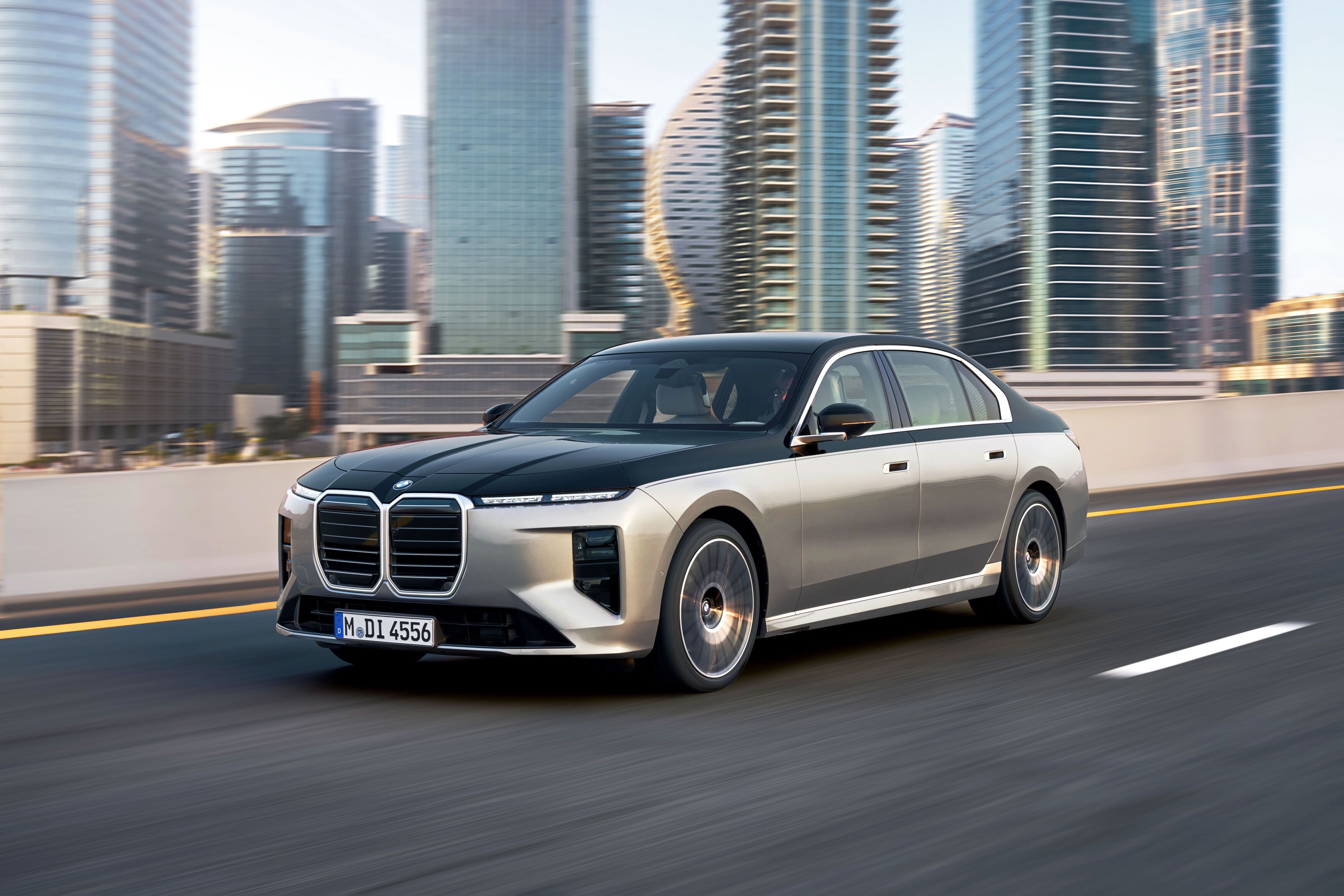 FOTO | BMW schimbă „fața” navei amiral Seria 7. Versiunea electrică i7 are acum o autonomie de peste 720 km - Poza 9