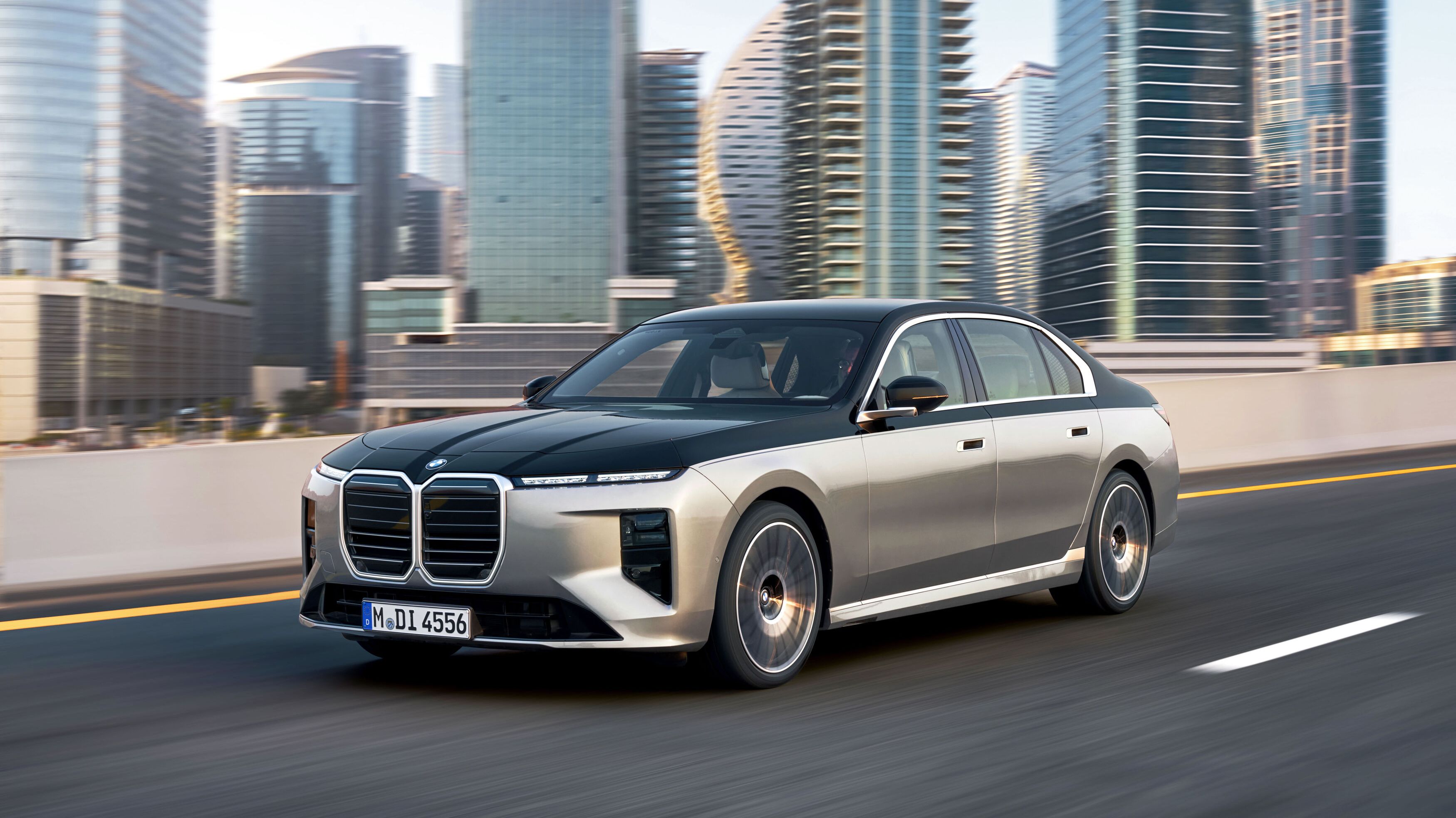 FOTO | BMW schimbă „fața” navei amiral Seria 7. Versiunea electrică i7 are acum o autonomie de peste 720 km