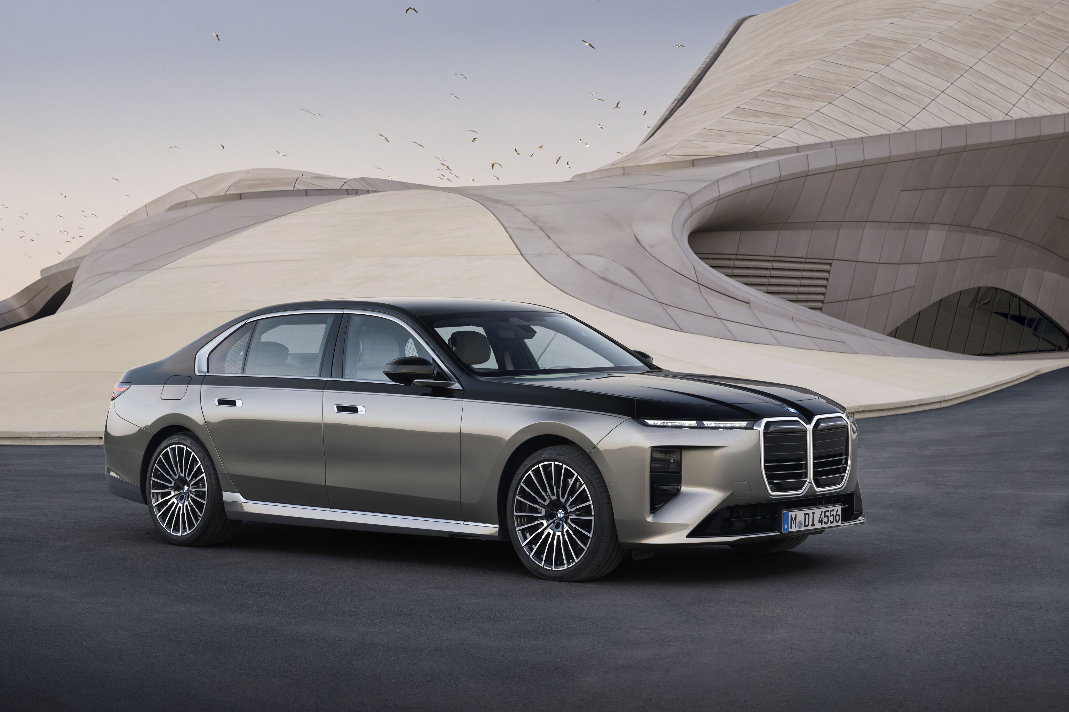 FOTO | BMW schimbă „fața” navei amiral Seria 7. Versiunea electrică i7 are acum o autonomie de peste 720 km - Poza 6