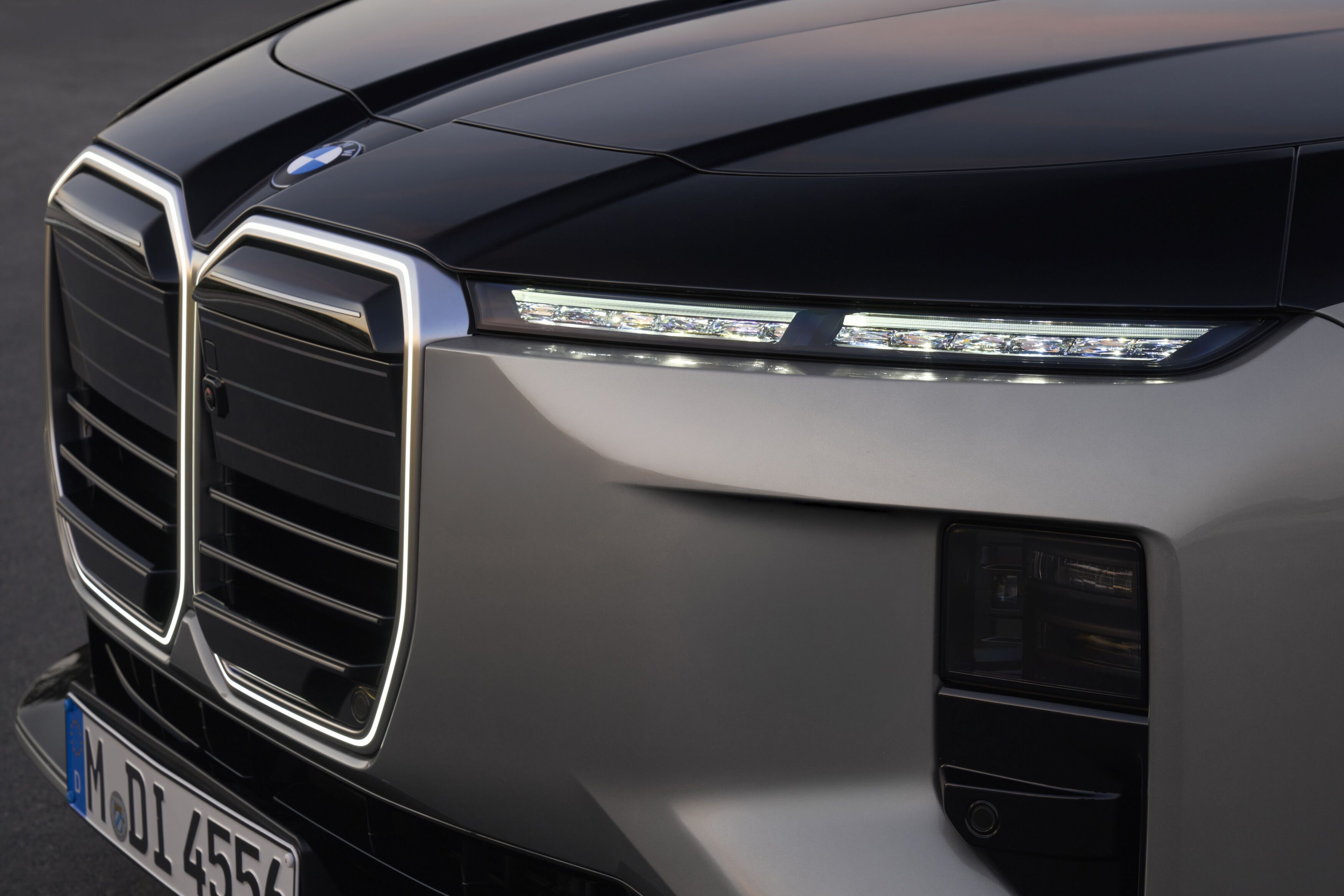 FOTO | BMW schimbă „fața” navei amiral Seria 7. Versiunea electrică i7 are acum o autonomie de peste 720 km - Poza 12
