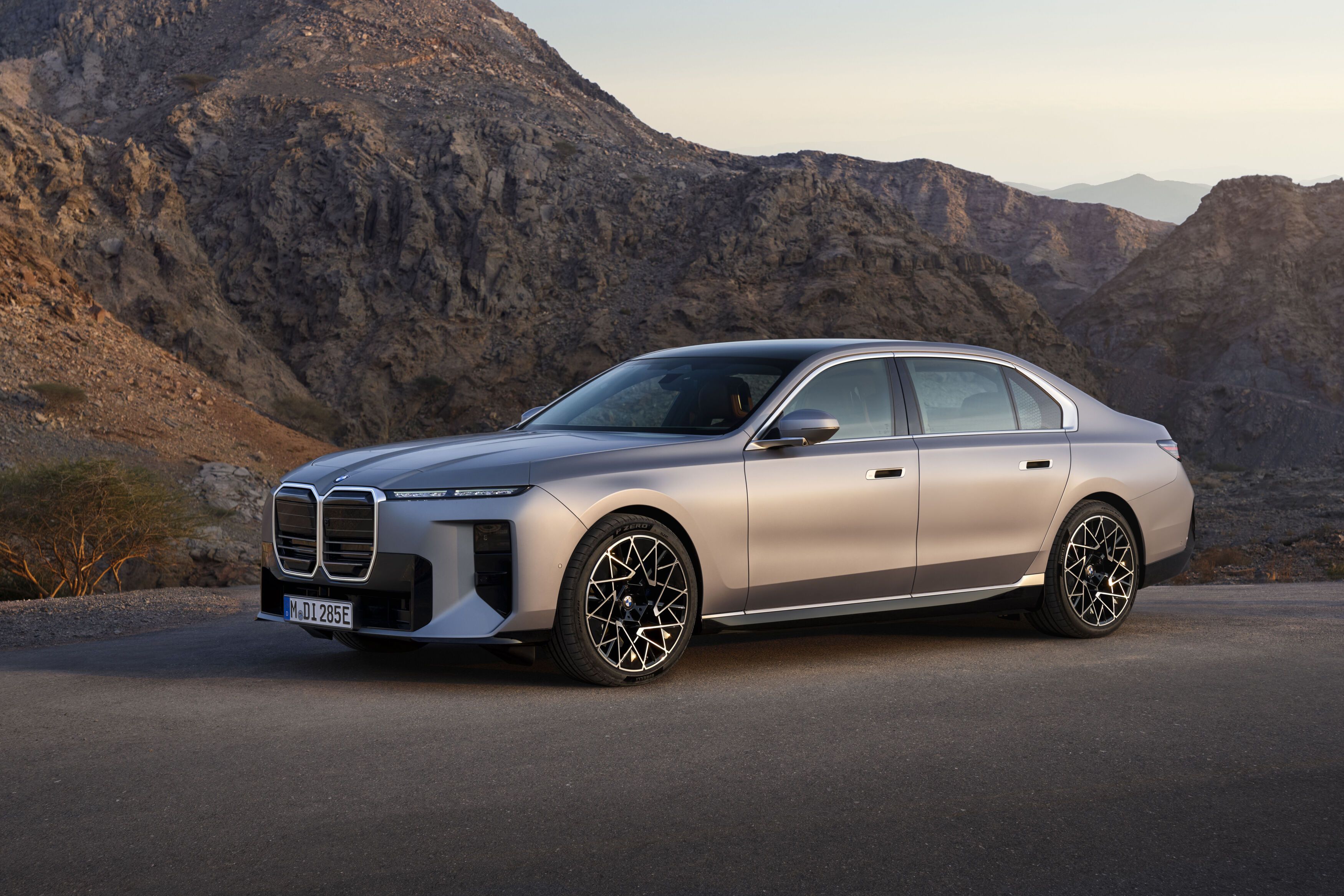 FOTO | BMW schimbă „fața” navei amiral Seria 7. Versiunea electrică i7 are acum o autonomie de peste 720 km - Poza 5