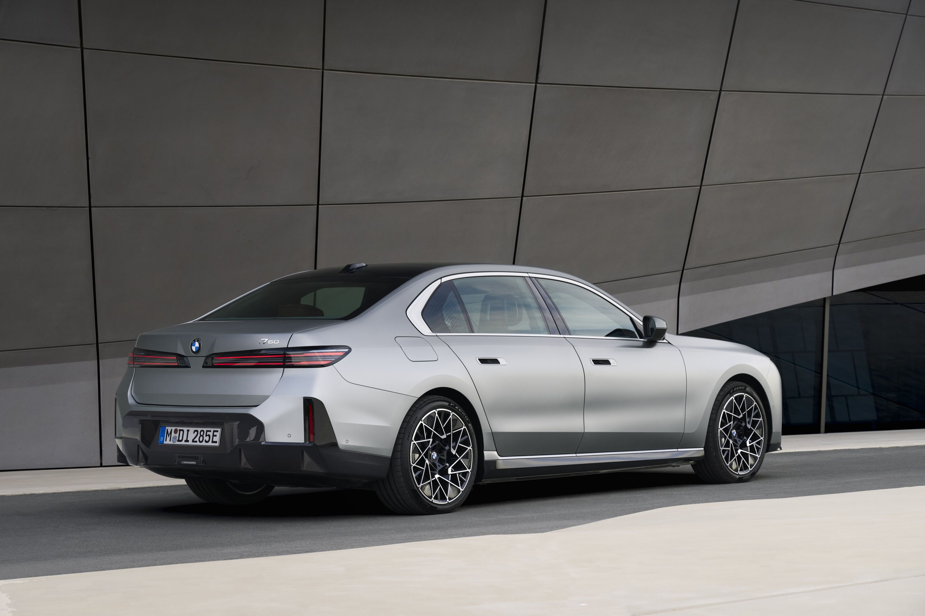 FOTO | BMW schimbă „fața” navei amiral Seria 7. Versiunea electrică i7 are acum o autonomie de peste 720 km - Poza 7
