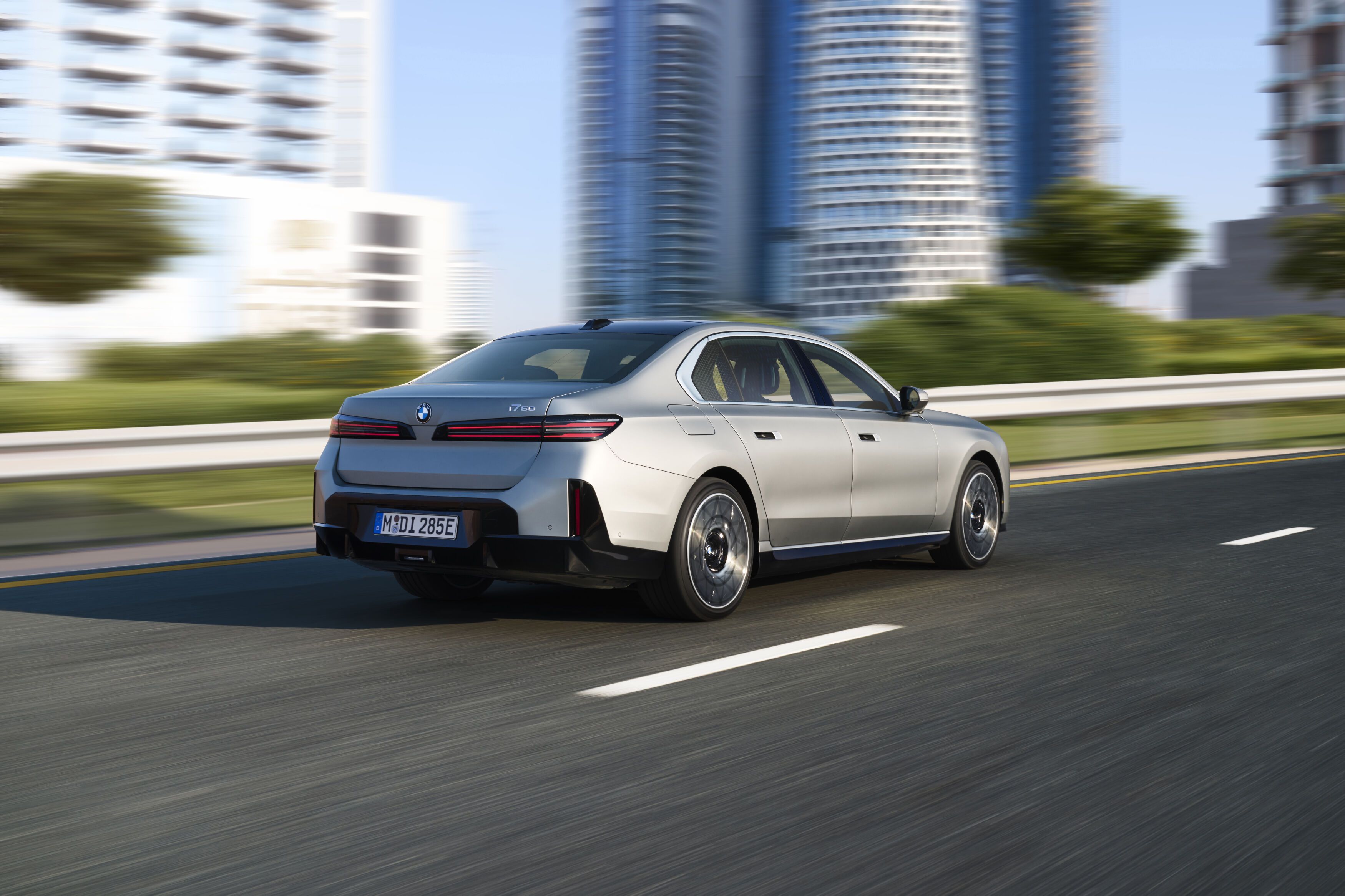 FOTO | BMW schimbă „fața” navei amiral Seria 7. Versiunea electrică i7 are acum o autonomie de peste 720 km - Poza 8