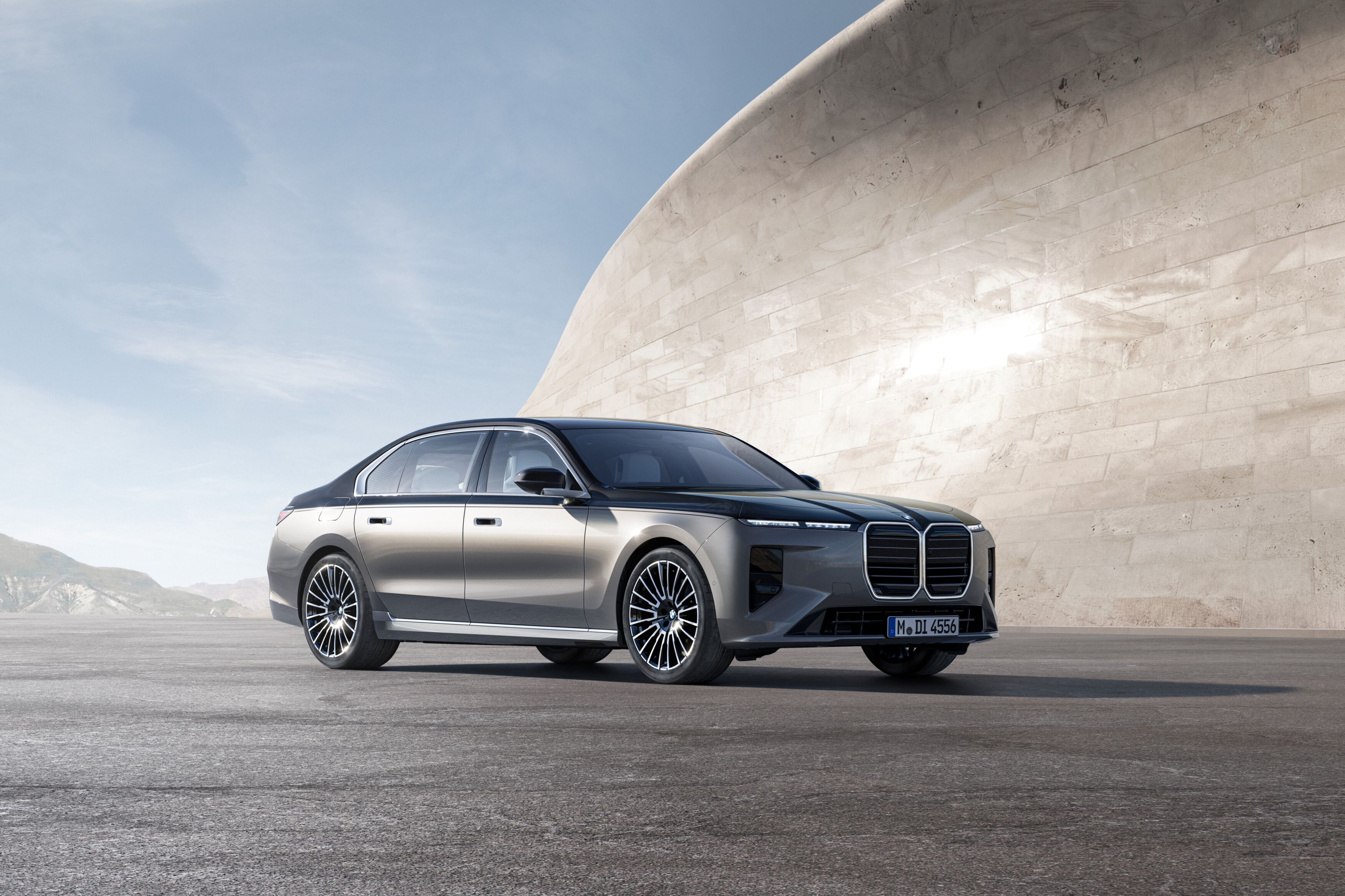 FOTO | BMW schimbă „fața” navei amiral Seria 7. Versiunea electrică i7 are acum o autonomie de peste 720 km - Poza 4