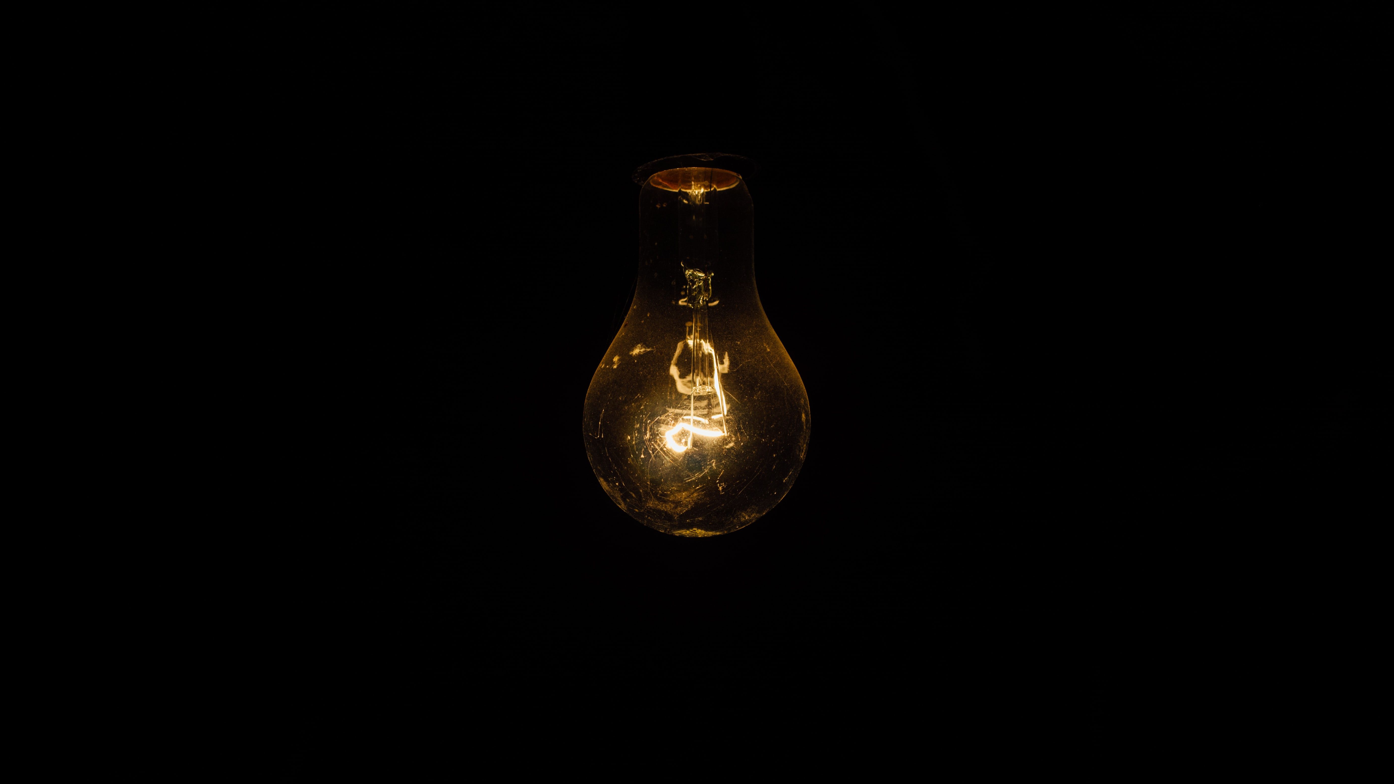 Marii retaileri europeni fac planuri de reducere a programului și a consumului de electricitate