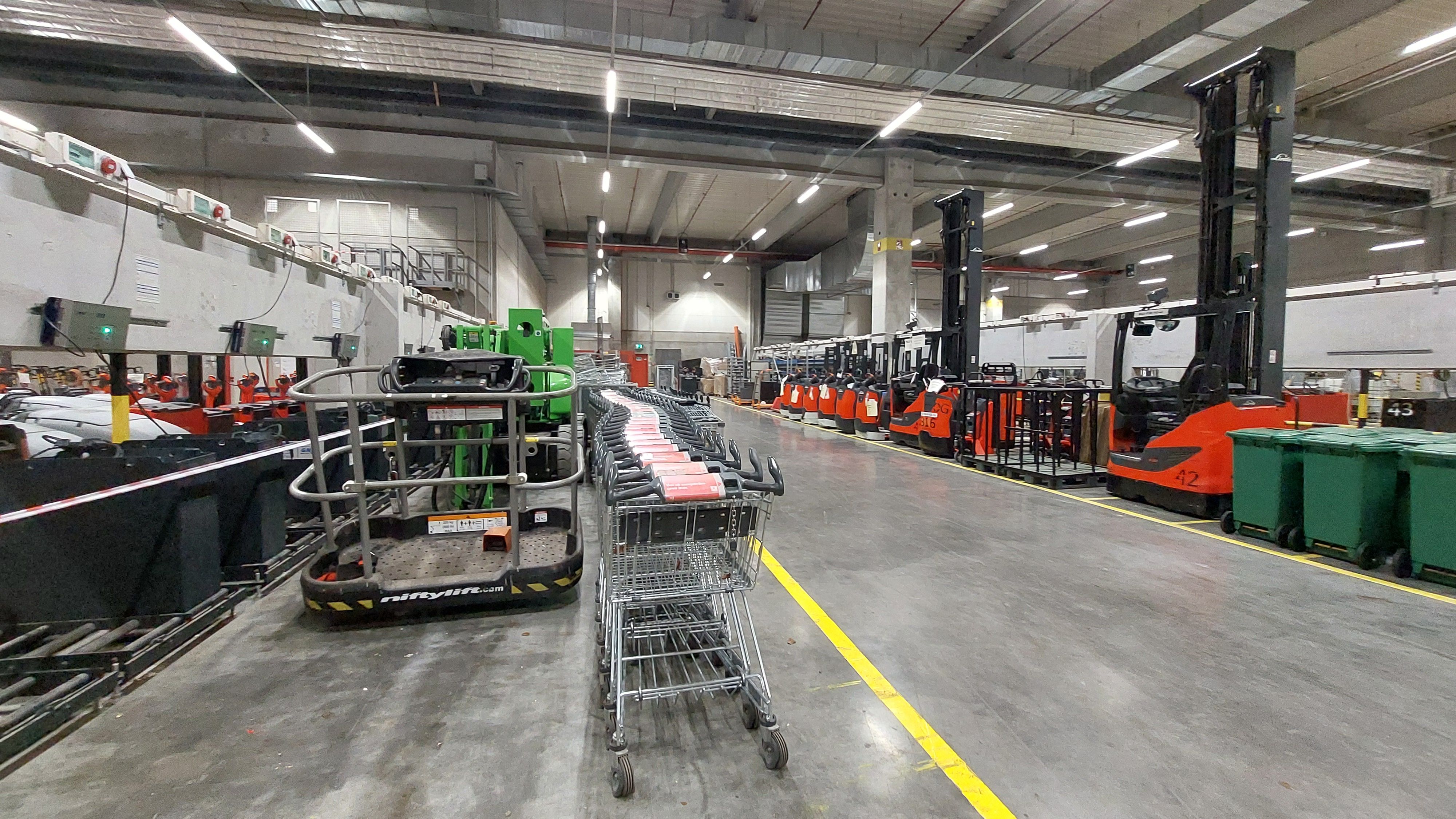 FOTO | ”Mașinăria” din spatele magazinelor Kaufland: Imagini exclusive din centrul logistic de la Turda al nemților - Poza 35