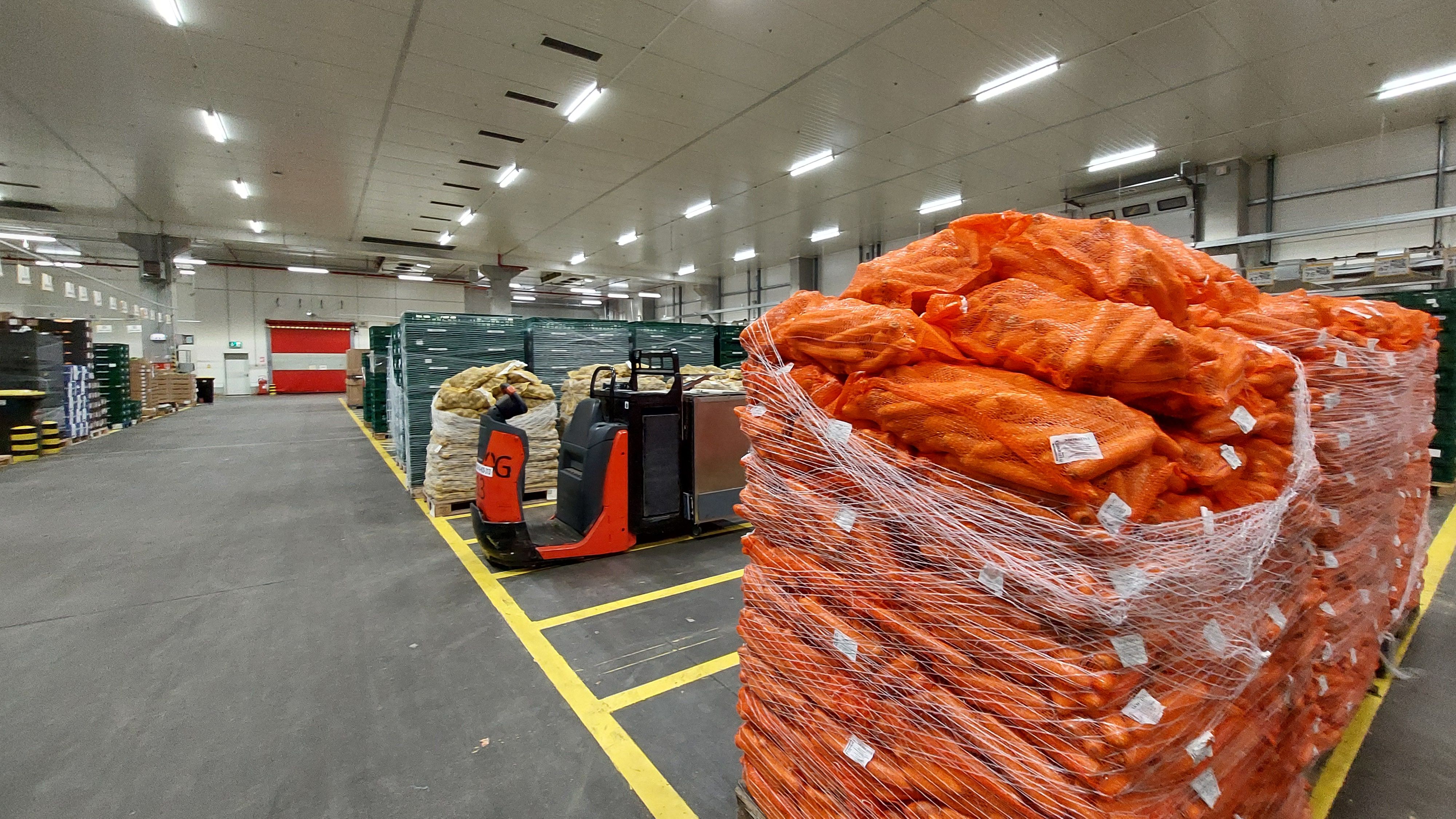 FOTO | ”Mașinăria” din spatele magazinelor Kaufland: Imagini exclusive din centrul logistic de la Turda al nemților - Poza 30