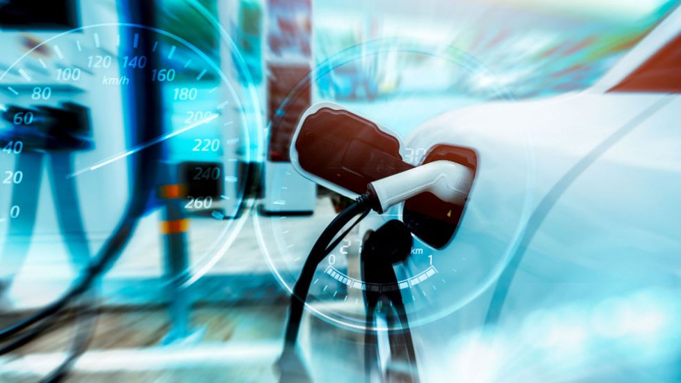 Inovație majoră pentru mașinile electrice. Cercetătorii au descoperit cum ar putea fi încărcate bateriile în numai 10 minute