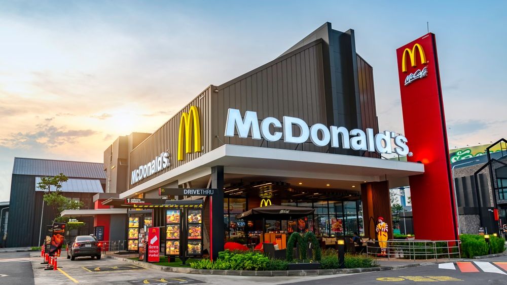 [VIDEO] Un client McDonald’s a primit o pungă plină cu bani în loc de mâncarea comandată
