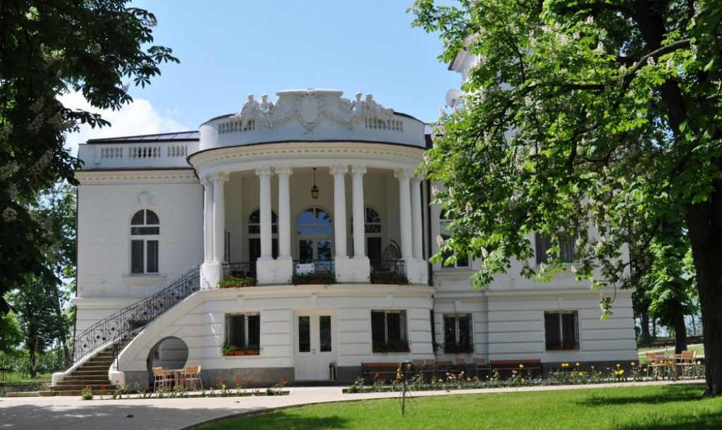 FOTO: Așa arată White House de Oltenia, conacul românesc care seamănă izbitor cu reședința of - Imagine 8