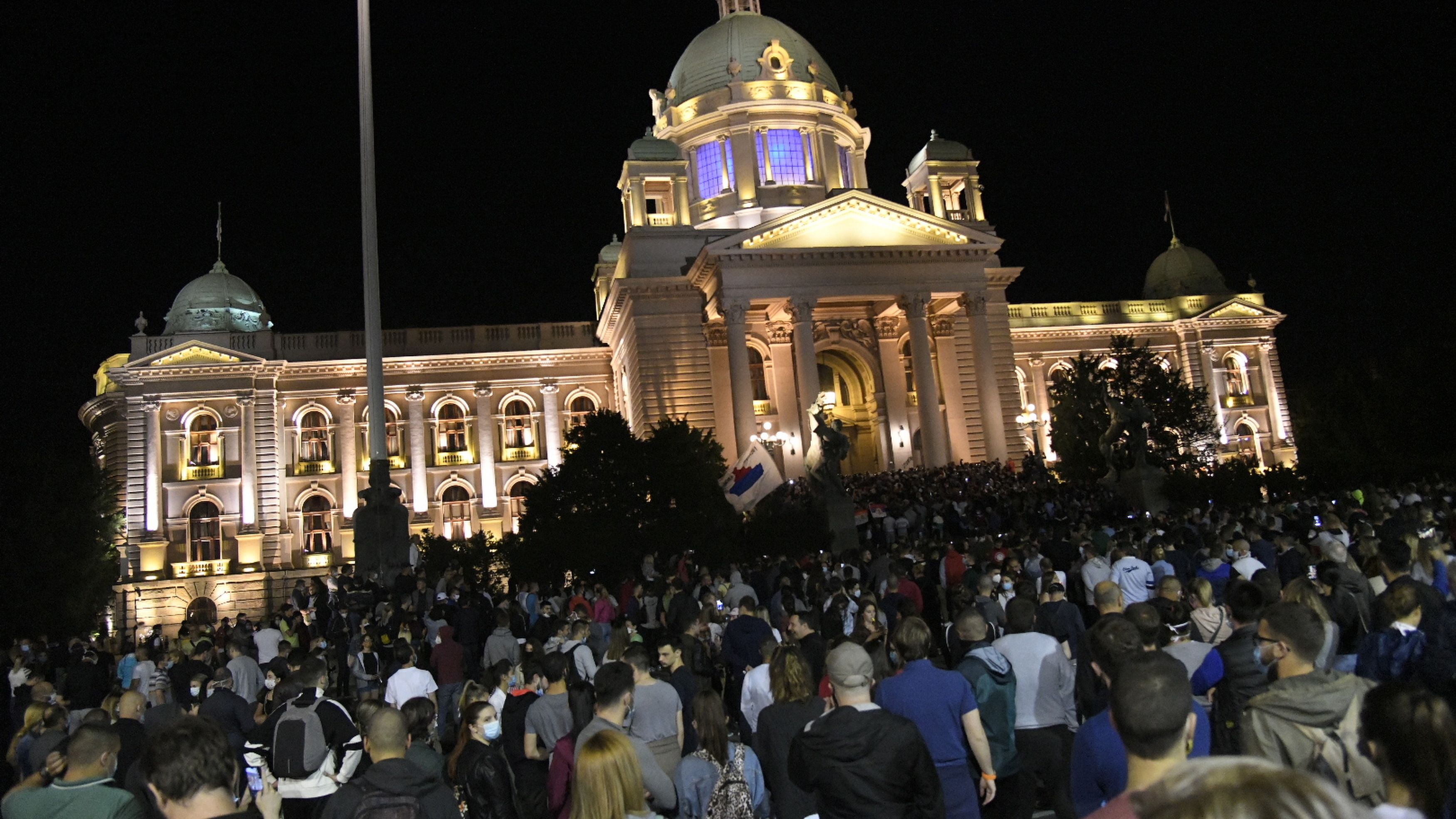 Proteste violente în Serbia după ce preşedintele a luat decizia de a reimpune starea de urgenţă din cauza pandemiei