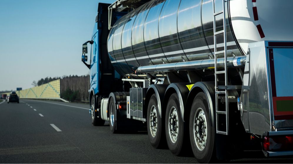 O cisternă cu lapte s-a răsturnat pe A1. Trafic parțial blocat