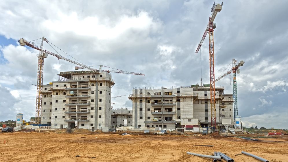 Dezvoltatorii imobiliari ar putea fi obligati sa isi inregistreze proiectele de locuinte la ANL, sa depuna intr-un cont bancar 50% din incasari de la cumparatori si sa solicite un avans de maxim 10%