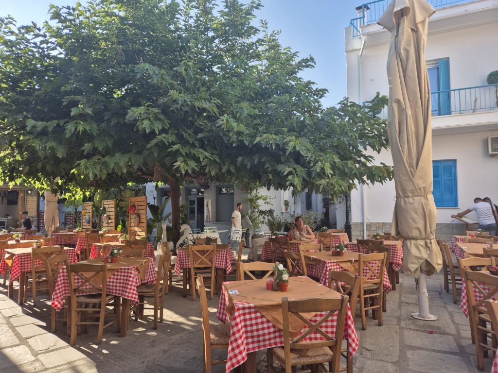 Cât costă o vacanță în Skiathos în 2025: insula cu apă turcoaz, gyros, pisici și muzica Abba - Imagine 2