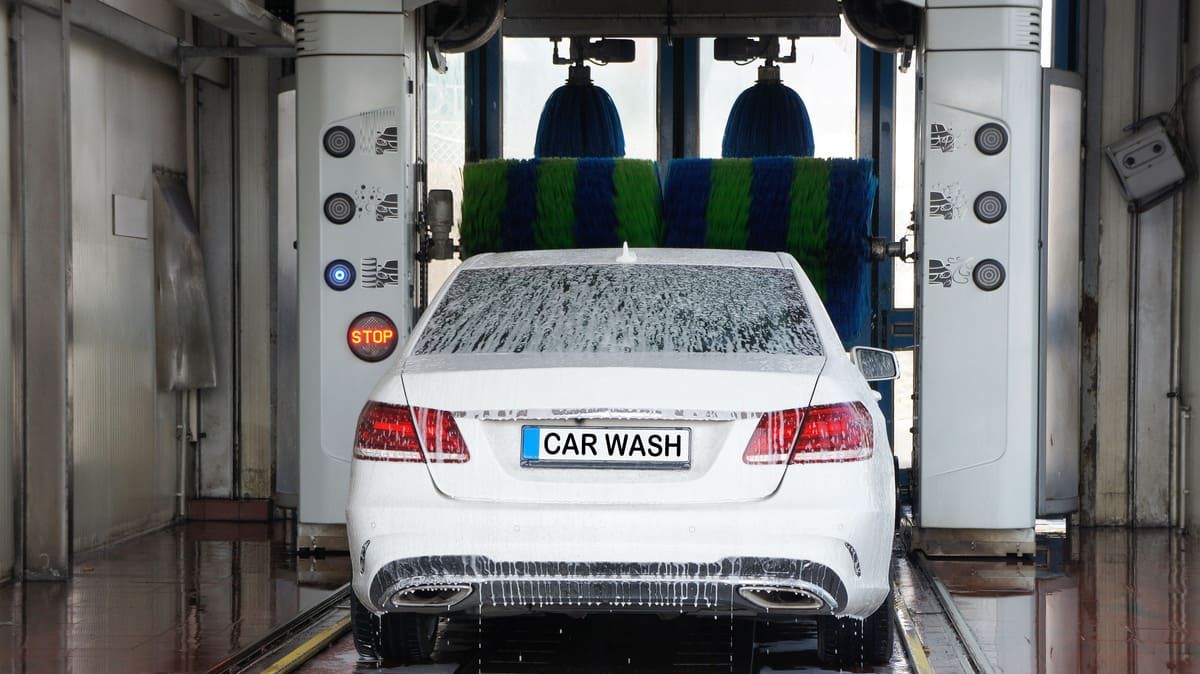 Spălătorie tunel vs. spălătorie self-service: ce model aduce venituri mai mari?