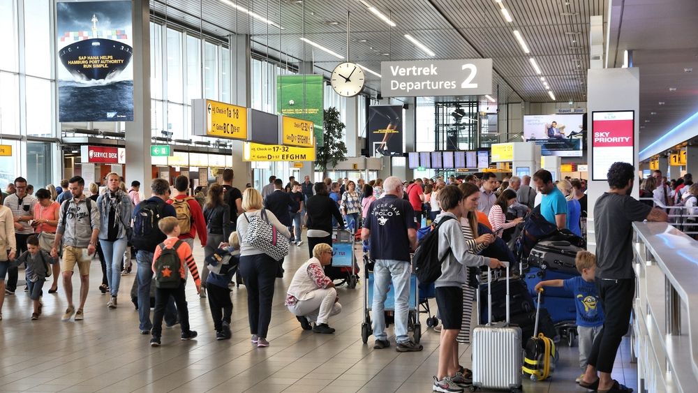 Top 15 cele mai aglomerate aeroporturi din lume. Pe unele dintre ele aterizează zilnic mulți români