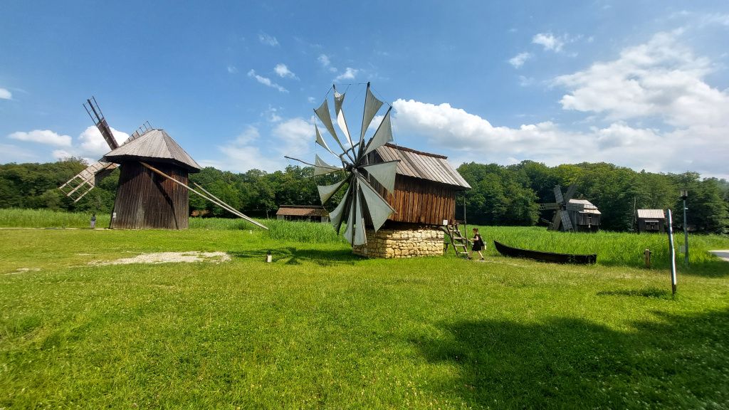 GALERIE FOTO | Cum arată cel mai spectaculos muzeu în aer liber al României - Imagine 11