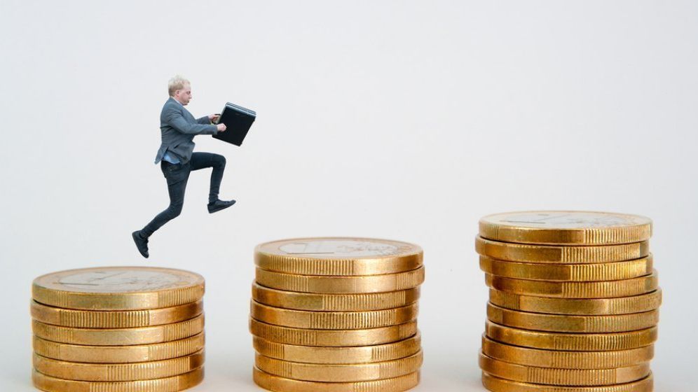 Adecco: salariile directorilor generali din companiile din Romania depasesc adesea 10.000 de euro