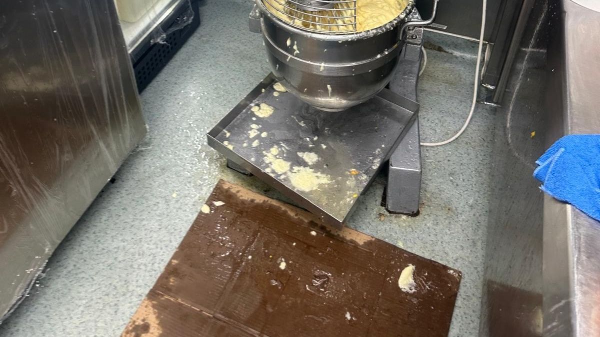 FOTO | ANPC a amendat unul dintre cele mai mari lanțuri de șaormerii din Capitală