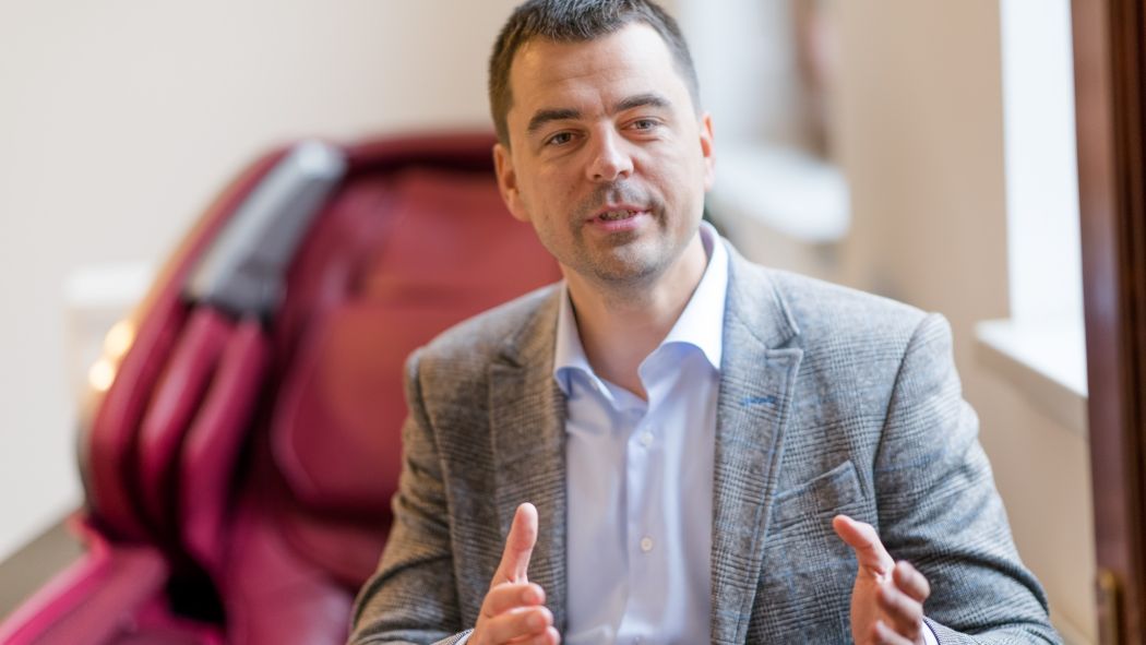 Omul cu fotolii: Paradox? 2 mil. euro din vanzare de fotolii pentru cei care vor sa evite...sedentarismul