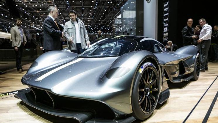 Un Aston Martin Valkyrie de peste 2 mil. euro va ajunge in Romania. Cine este proprietarul?