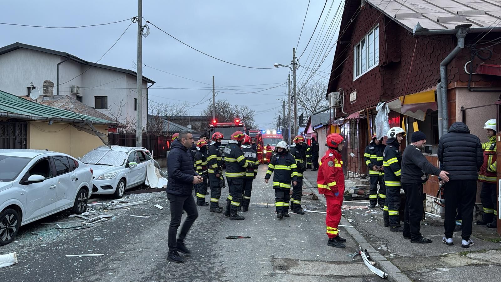 Explozie la o locuință din București. Persoane evacuate și autoturisme avariate