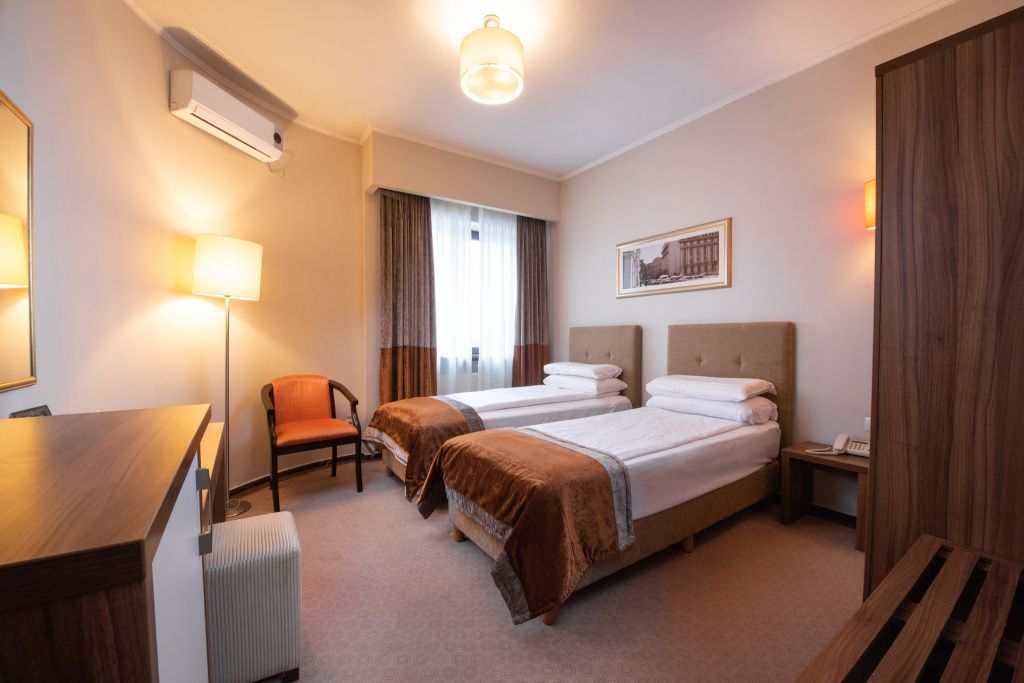 Hotelul Ambasador din Capitală are un nou proprietar! Hotelul va fi renovat și deschis sub un alt - Imagine 12