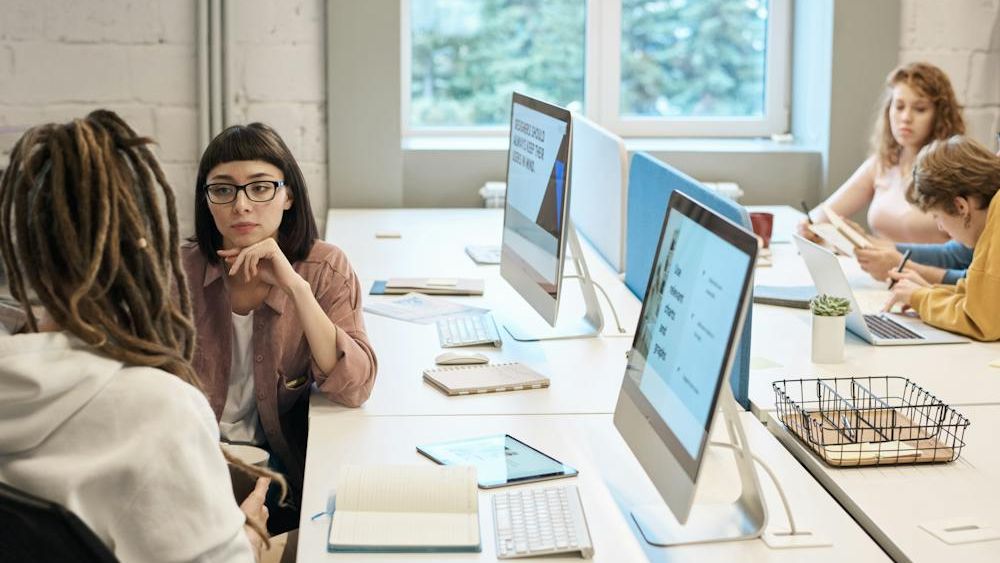 Companiile din industria serviciilor pentru afaceri au crescut salariile în 2023 cu o medie de 9% și estimează o creștere de 7% în 2024