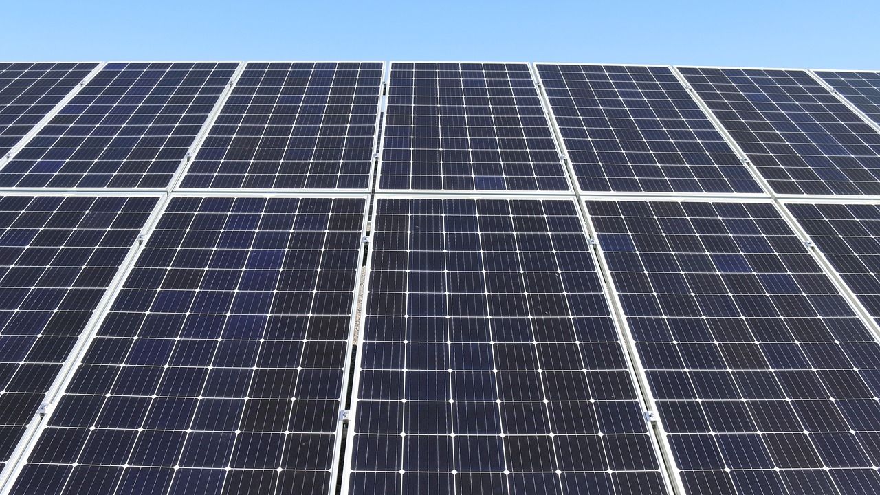 Aeroportul „Henri Coandă” își face parc fotovoltaic. Investiție de peste 130 milioane de lei