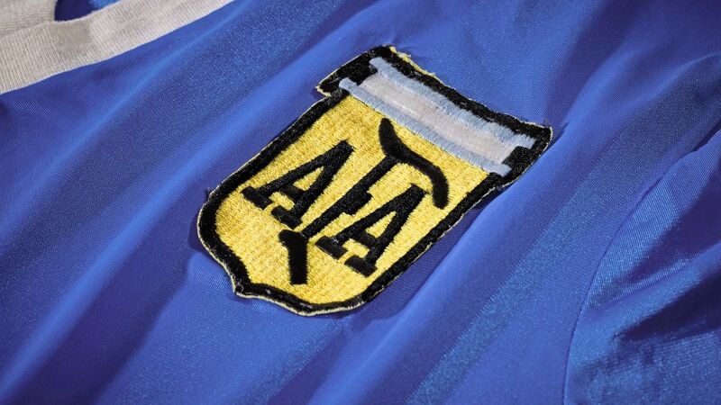 Tricoul purtat de Maradona când a dat gol cu ”Mâna lui Dumnezeu”, scos la licitație. Fiica fotbalistului spune că este o greșeală