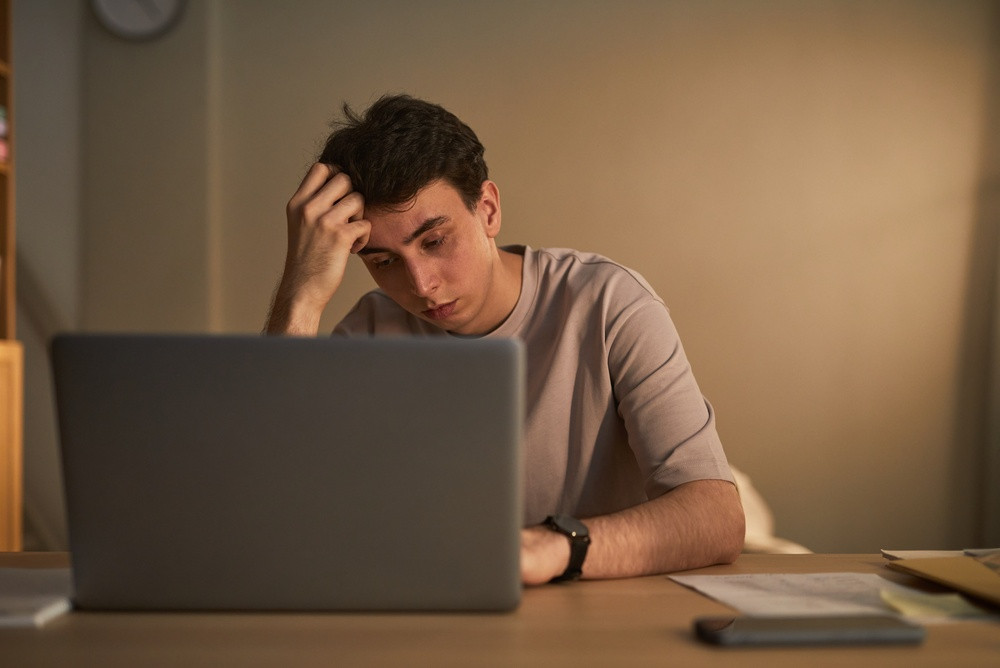 Românii din generațiile Z și Millennials, tot mai departe de visul unei locuințe. Ce arată un nou studiu