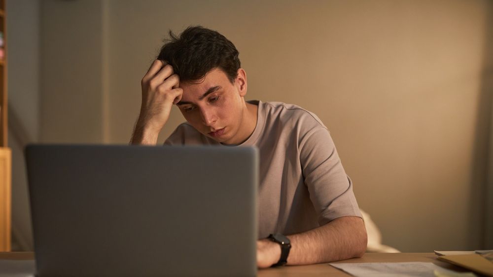 Românii din generațiile Z și Millennials, tot mai departe de visul unei locuințe. Ce arată un nou studiu