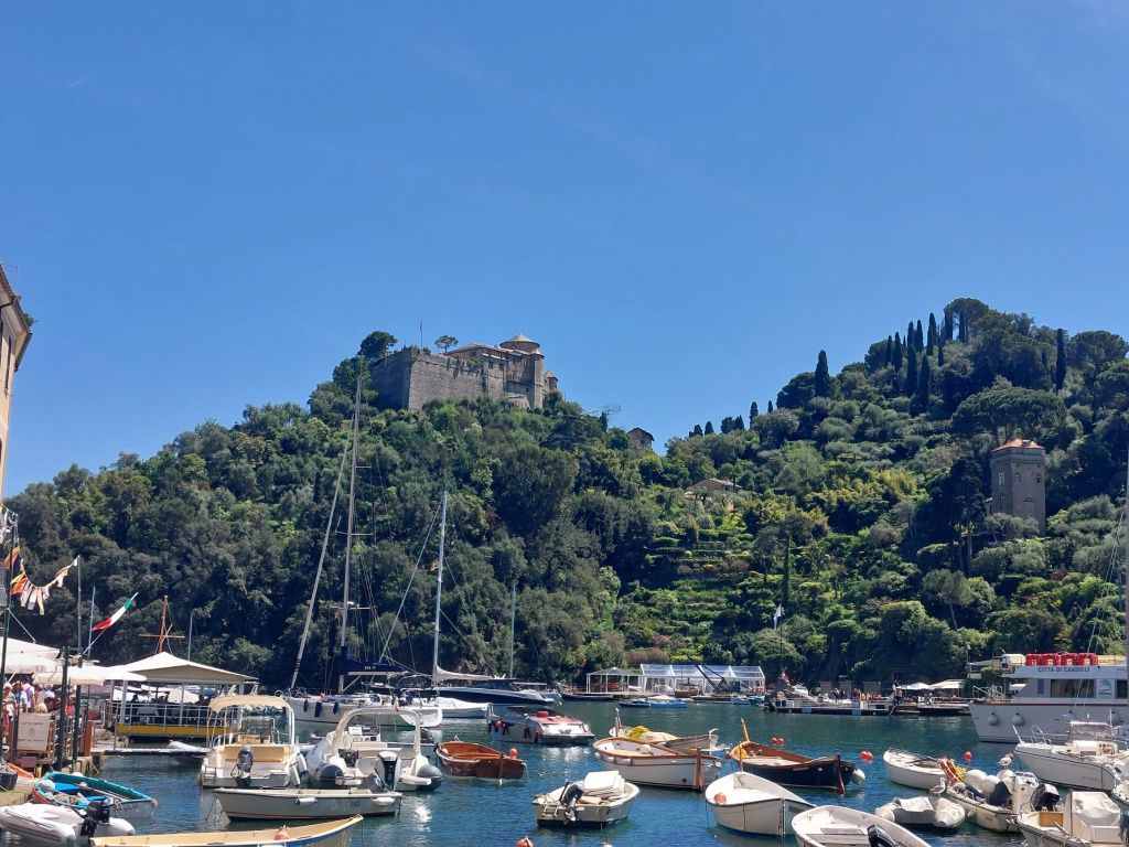 Vizită în Portofino: cum îți poți "žgăsi dragostea" pentru Riviera Italiană în orașul iu - Imagine 3