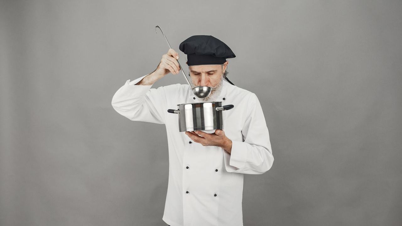Cafea în cana ta, prânz în caserola de acasă. Ce obligă UE restaurantele să facă