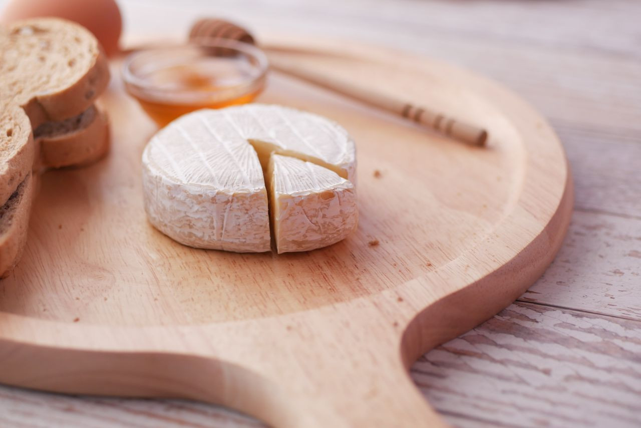 Alertă alimentară în magazinele METRO: un lot de brânză Brie este rechemat din cauza Listeria