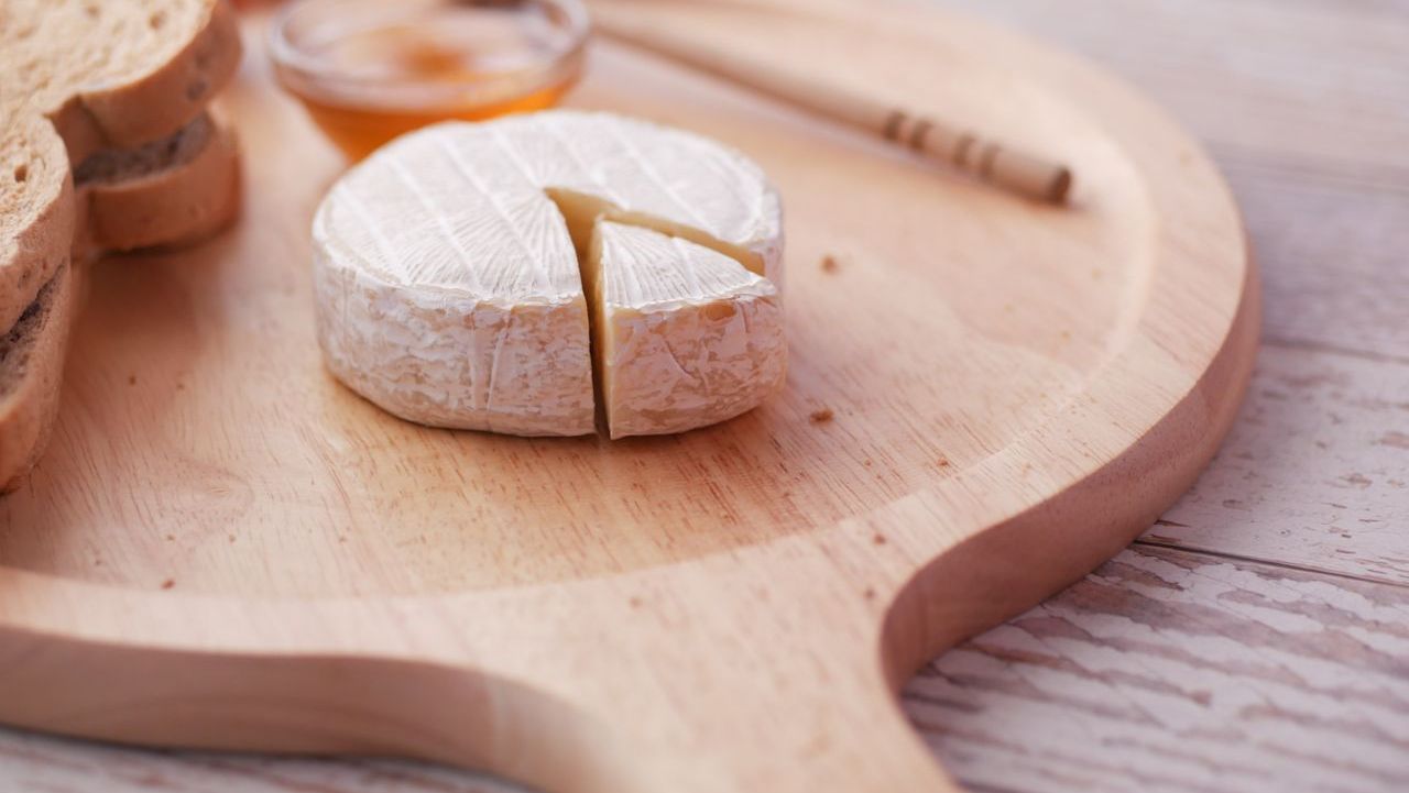 Alertă alimentară în magazinele METRO: un lot de brânză Brie este rechemat din cauza Listeria