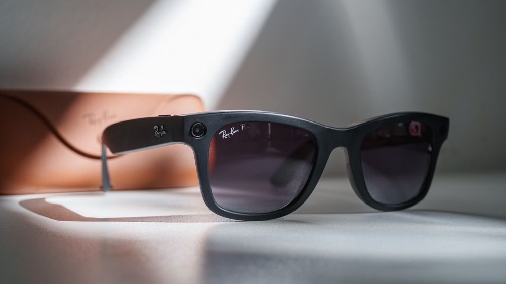 Un miliardar ceh vrea să cumpere firma care produce ochelarii Ray-Ban