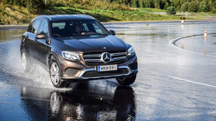 Studiu: 87% din soferii romani considera ca anvelopele premium sunt mai sigure